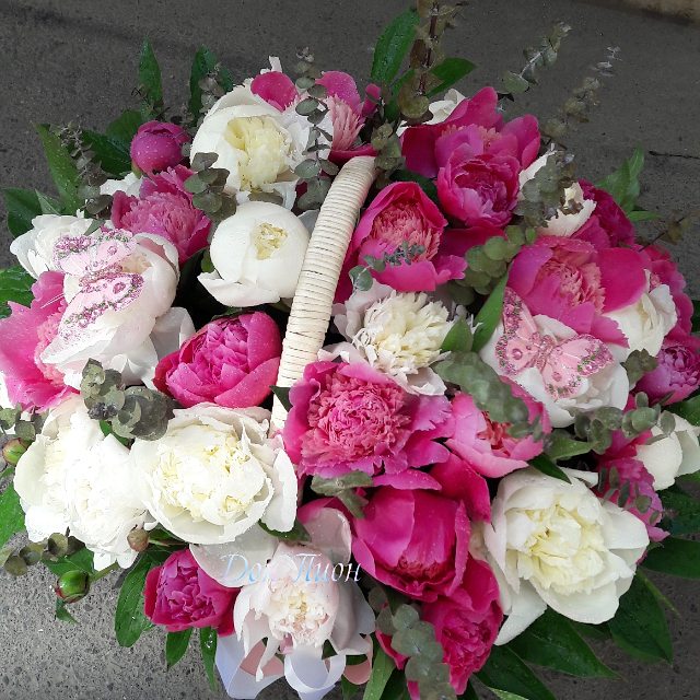 Корзина с пионами 